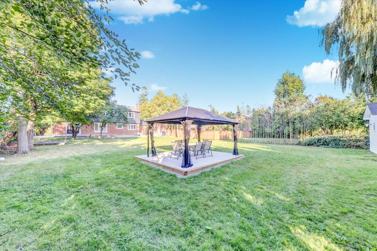 Stunning 7 Bedroom Rougeview Home With 2 Kitchens, 5 Bathrooms, Amazing Backyard & 8-Car Parking Toronto Eksteriør bilde