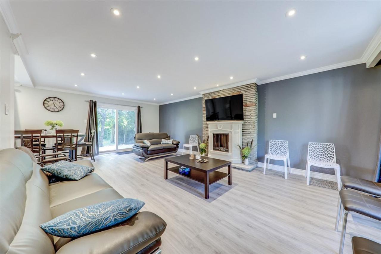 Stunning 7 Bedroom Rougeview Home With 2 Kitchens, 5 Bathrooms, Amazing Backyard & 8-Car Parking Toronto Eksteriør bilde