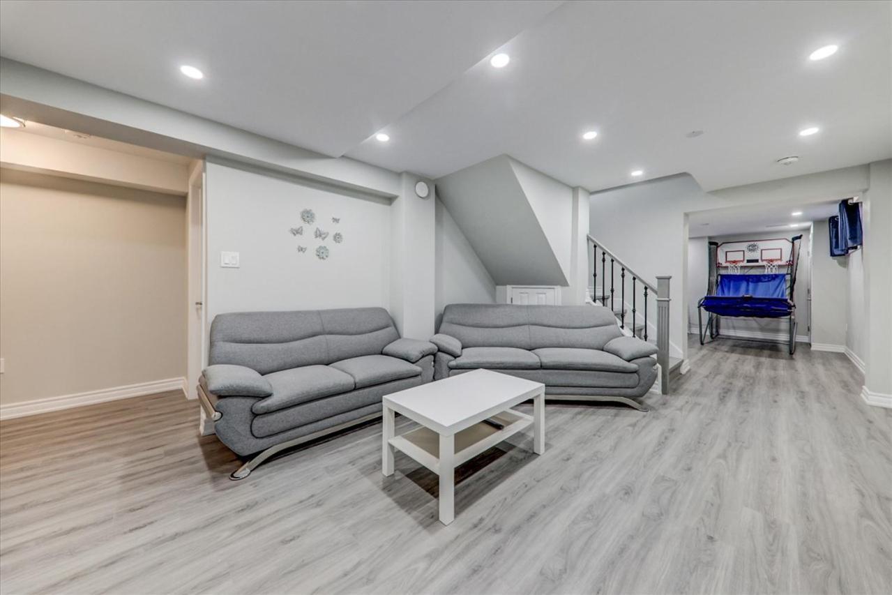 Stunning 7 Bedroom Rougeview Home With 2 Kitchens, 5 Bathrooms, Amazing Backyard & 8-Car Parking Toronto Eksteriør bilde