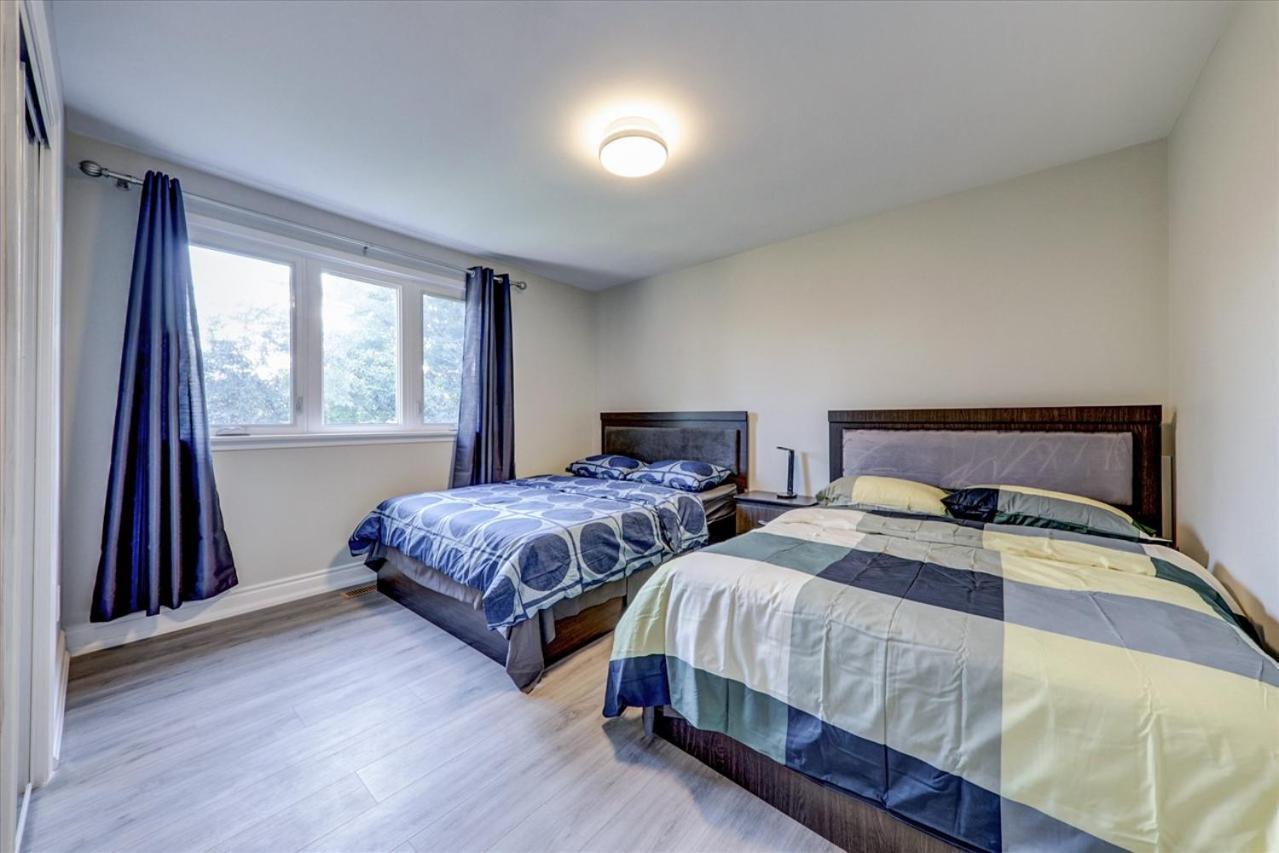 Stunning 7 Bedroom Rougeview Home With 2 Kitchens, 5 Bathrooms, Amazing Backyard & 8-Car Parking Toronto Eksteriør bilde