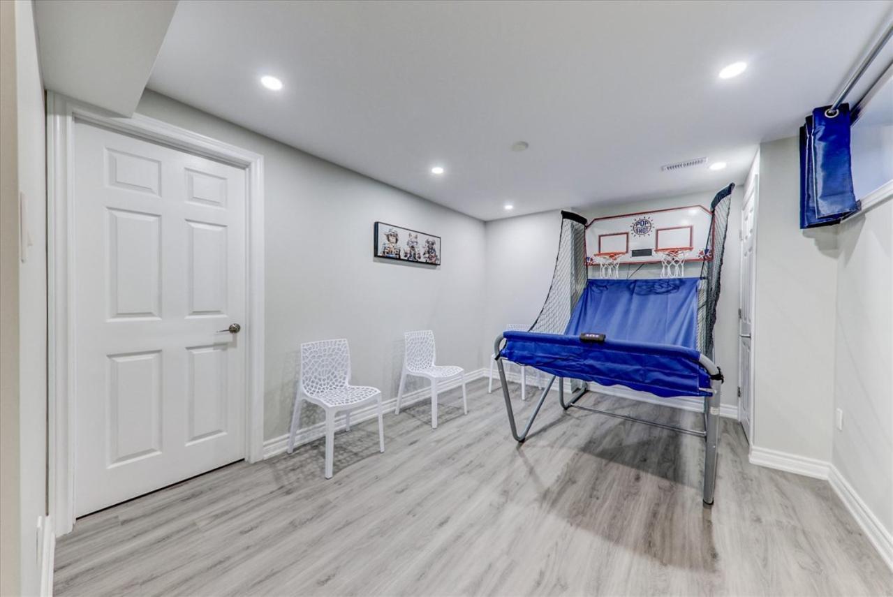 Stunning 7 Bedroom Rougeview Home With 2 Kitchens, 5 Bathrooms, Amazing Backyard & 8-Car Parking Toronto Eksteriør bilde
