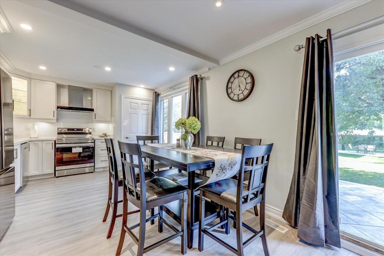 Stunning 7 Bedroom Rougeview Home With 2 Kitchens, 5 Bathrooms, Amazing Backyard & 8-Car Parking Toronto Eksteriør bilde