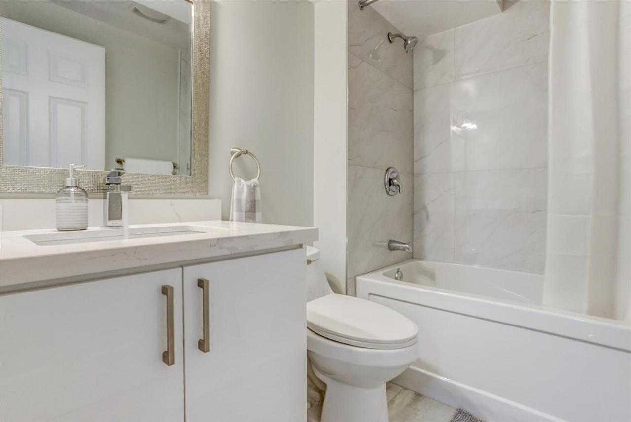 Stunning 7 Bedroom Rougeview Home With 2 Kitchens, 5 Bathrooms, Amazing Backyard & 8-Car Parking Toronto Eksteriør bilde