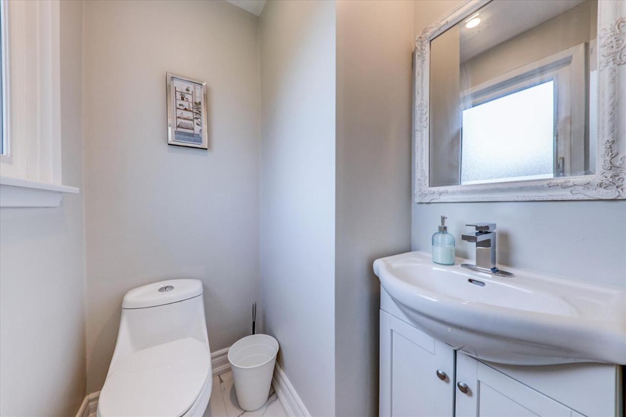 Stunning 7 Bedroom Rougeview Home With 2 Kitchens, 5 Bathrooms, Amazing Backyard & 8-Car Parking Toronto Eksteriør bilde