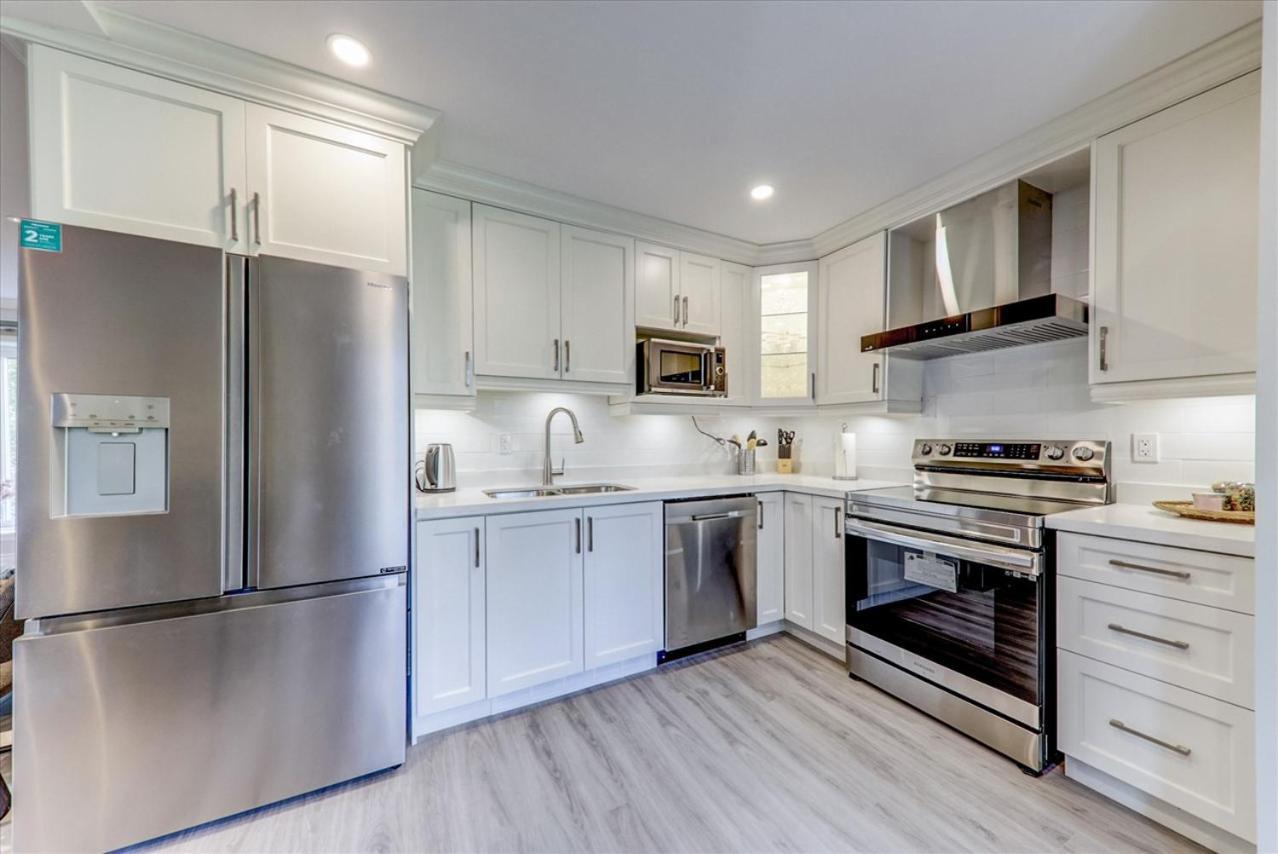 Stunning 7 Bedroom Rougeview Home With 2 Kitchens, 5 Bathrooms, Amazing Backyard & 8-Car Parking Toronto Eksteriør bilde