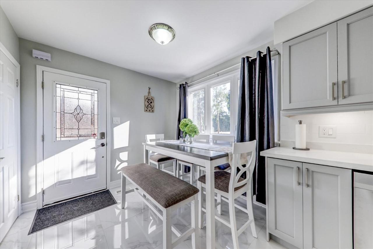 Stunning 7 Bedroom Rougeview Home With 2 Kitchens, 5 Bathrooms, Amazing Backyard & 8-Car Parking Toronto Eksteriør bilde