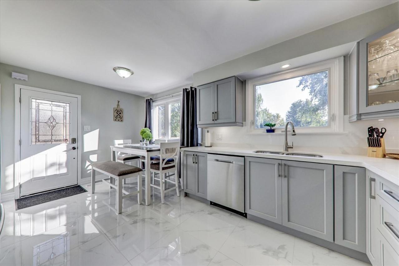Stunning 7 Bedroom Rougeview Home With 2 Kitchens, 5 Bathrooms, Amazing Backyard & 8-Car Parking Toronto Eksteriør bilde