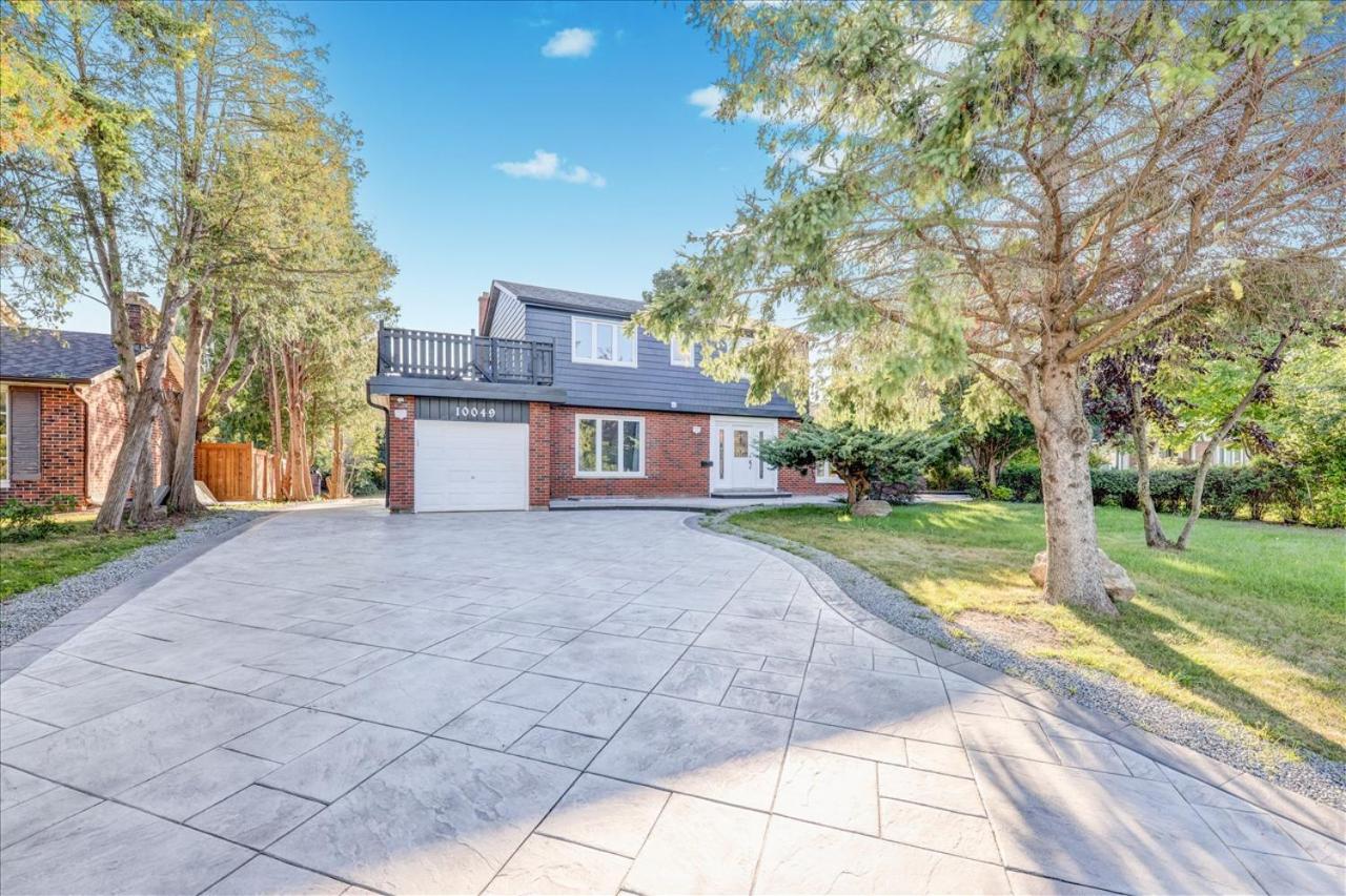 Stunning 7 Bedroom Rougeview Home With 2 Kitchens, 5 Bathrooms, Amazing Backyard & 8-Car Parking Toronto Eksteriør bilde