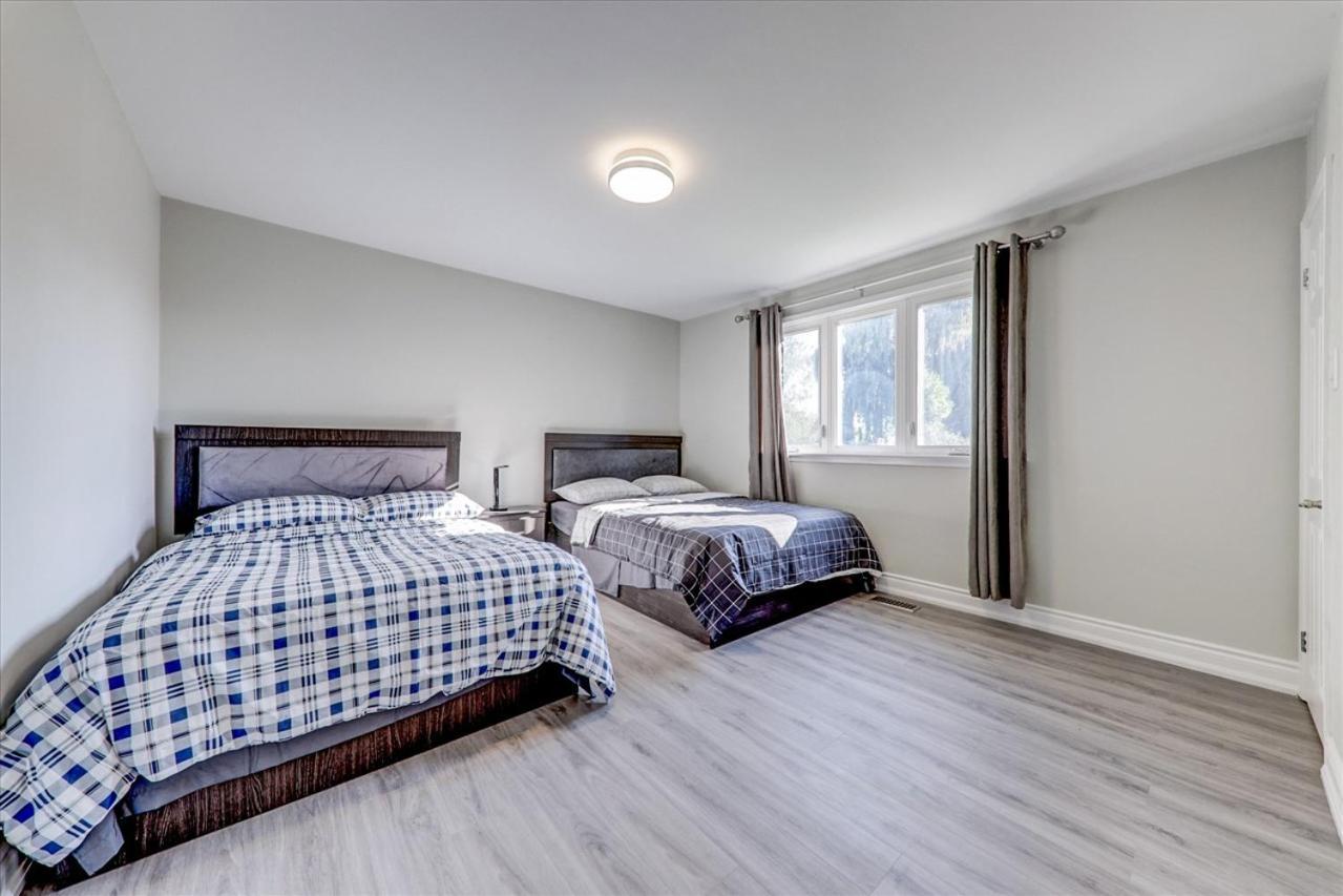 Stunning 7 Bedroom Rougeview Home With 2 Kitchens, 5 Bathrooms, Amazing Backyard & 8-Car Parking Toronto Eksteriør bilde
