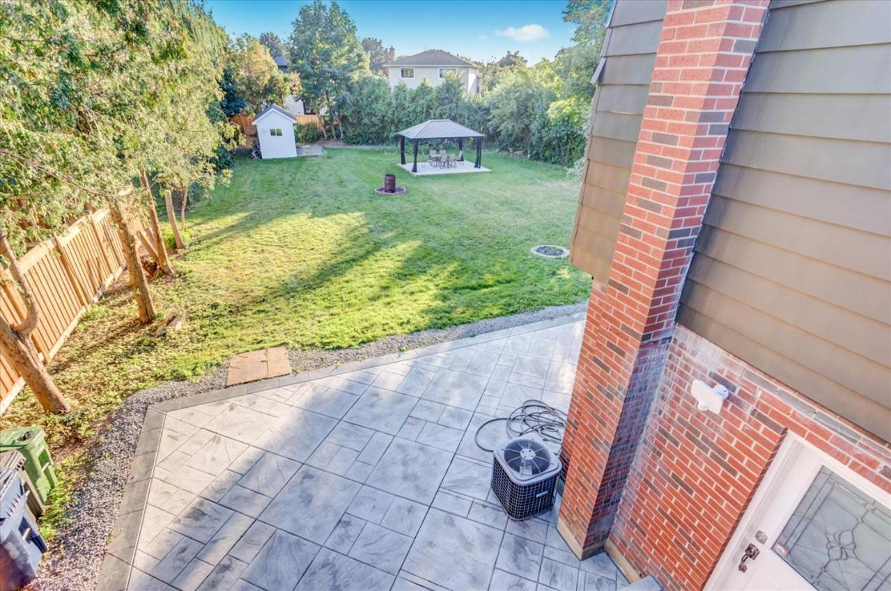 Stunning 7 Bedroom Rougeview Home With 2 Kitchens, 5 Bathrooms, Amazing Backyard & 8-Car Parking Toronto Eksteriør bilde