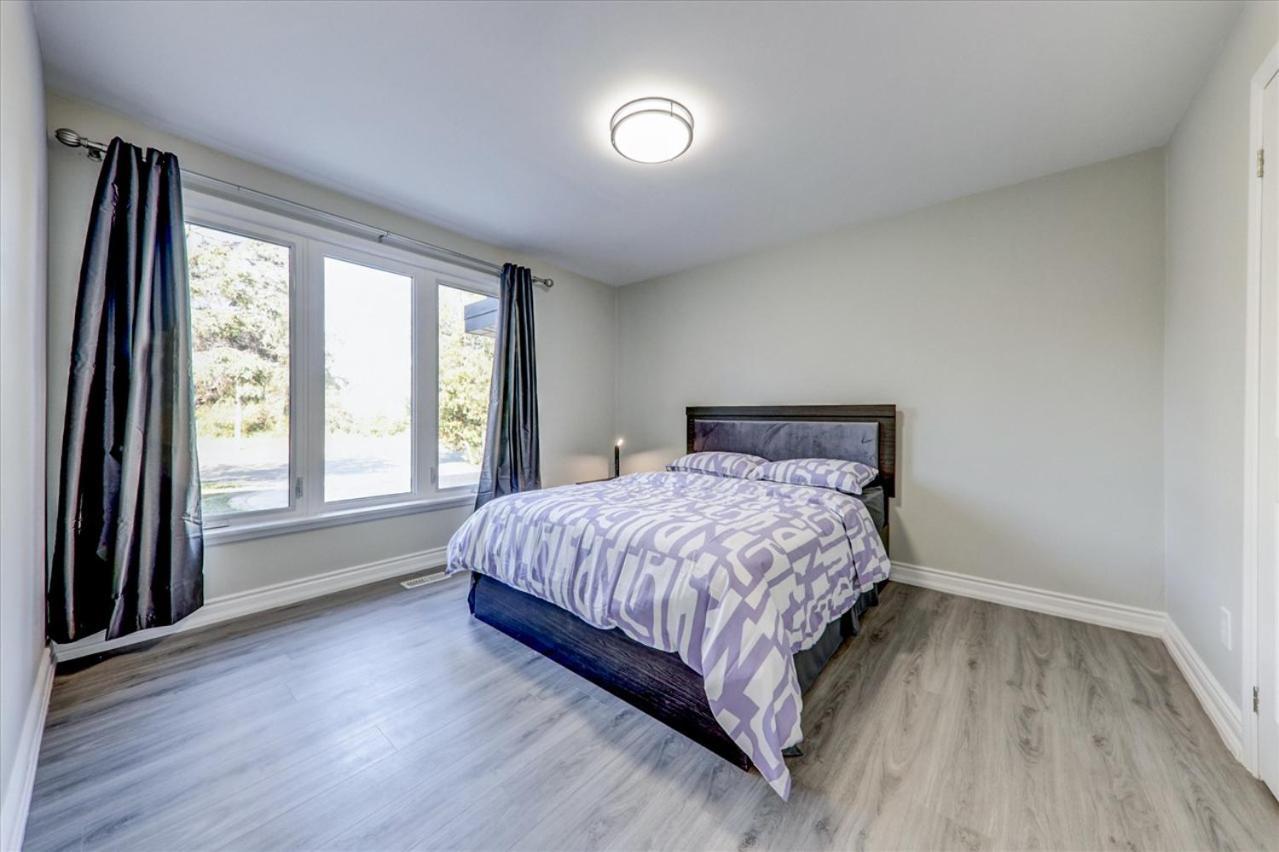 Stunning 7 Bedroom Rougeview Home With 2 Kitchens, 5 Bathrooms, Amazing Backyard & 8-Car Parking Toronto Eksteriør bilde