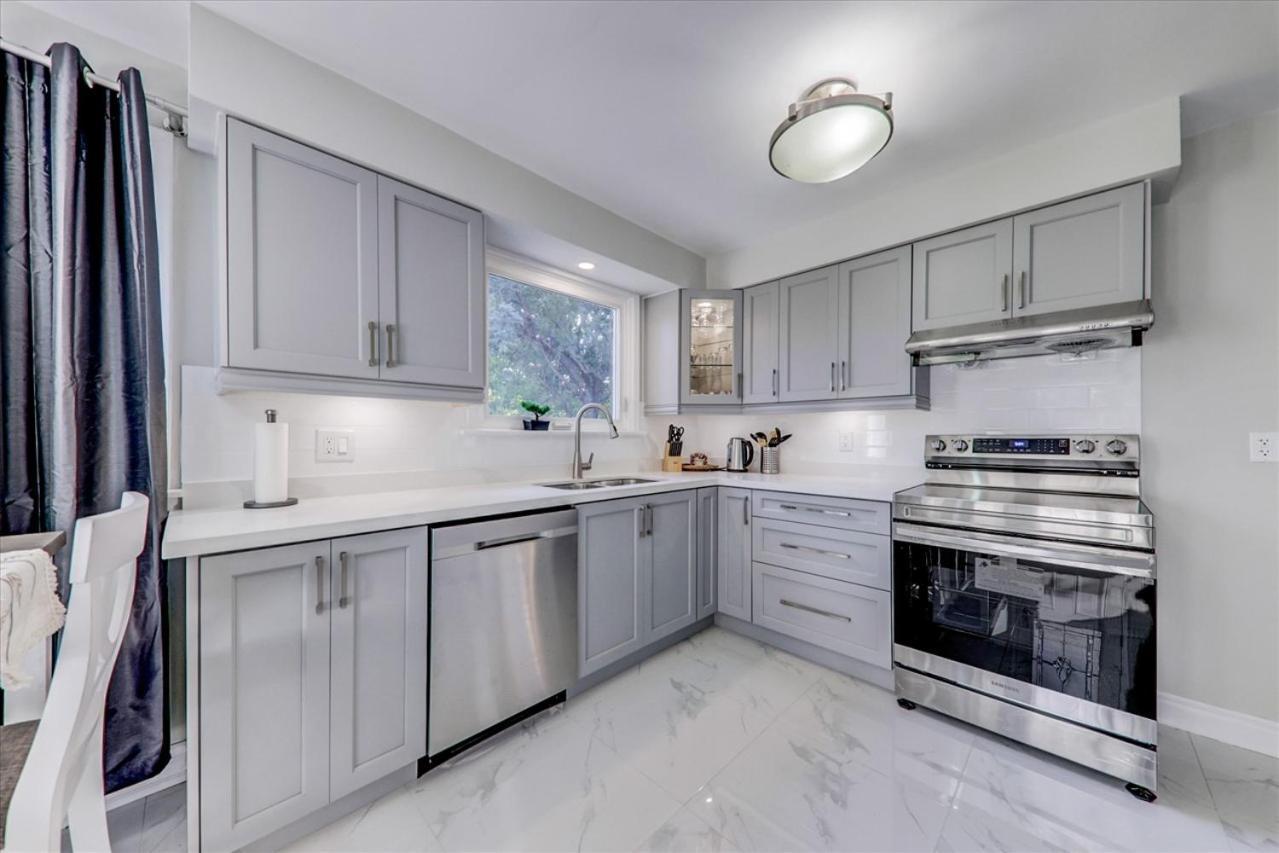 Stunning 7 Bedroom Rougeview Home With 2 Kitchens, 5 Bathrooms, Amazing Backyard & 8-Car Parking Toronto Eksteriør bilde