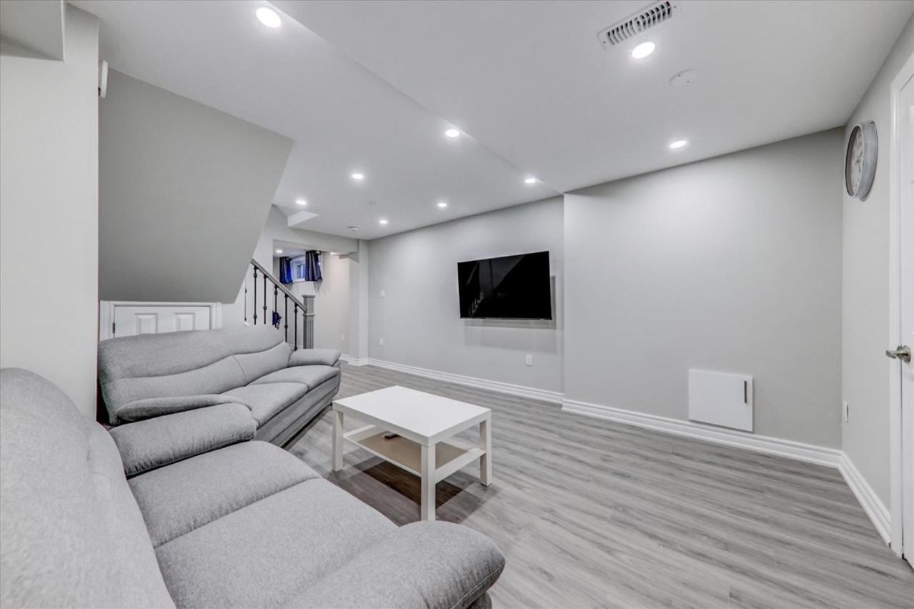 Stunning 7 Bedroom Rougeview Home With 2 Kitchens, 5 Bathrooms, Amazing Backyard & 8-Car Parking Toronto Eksteriør bilde