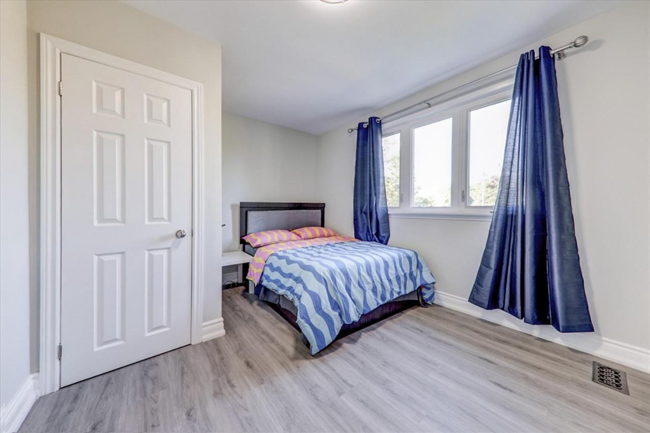Stunning 7 Bedroom Rougeview Home With 2 Kitchens, 5 Bathrooms, Amazing Backyard & 8-Car Parking Toronto Eksteriør bilde