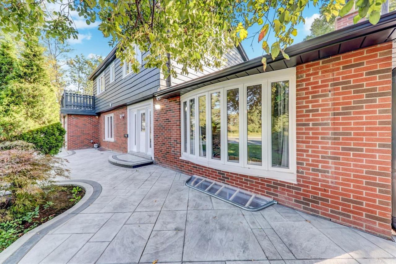Stunning 7 Bedroom Rougeview Home With 2 Kitchens, 5 Bathrooms, Amazing Backyard & 8-Car Parking Toronto Eksteriør bilde