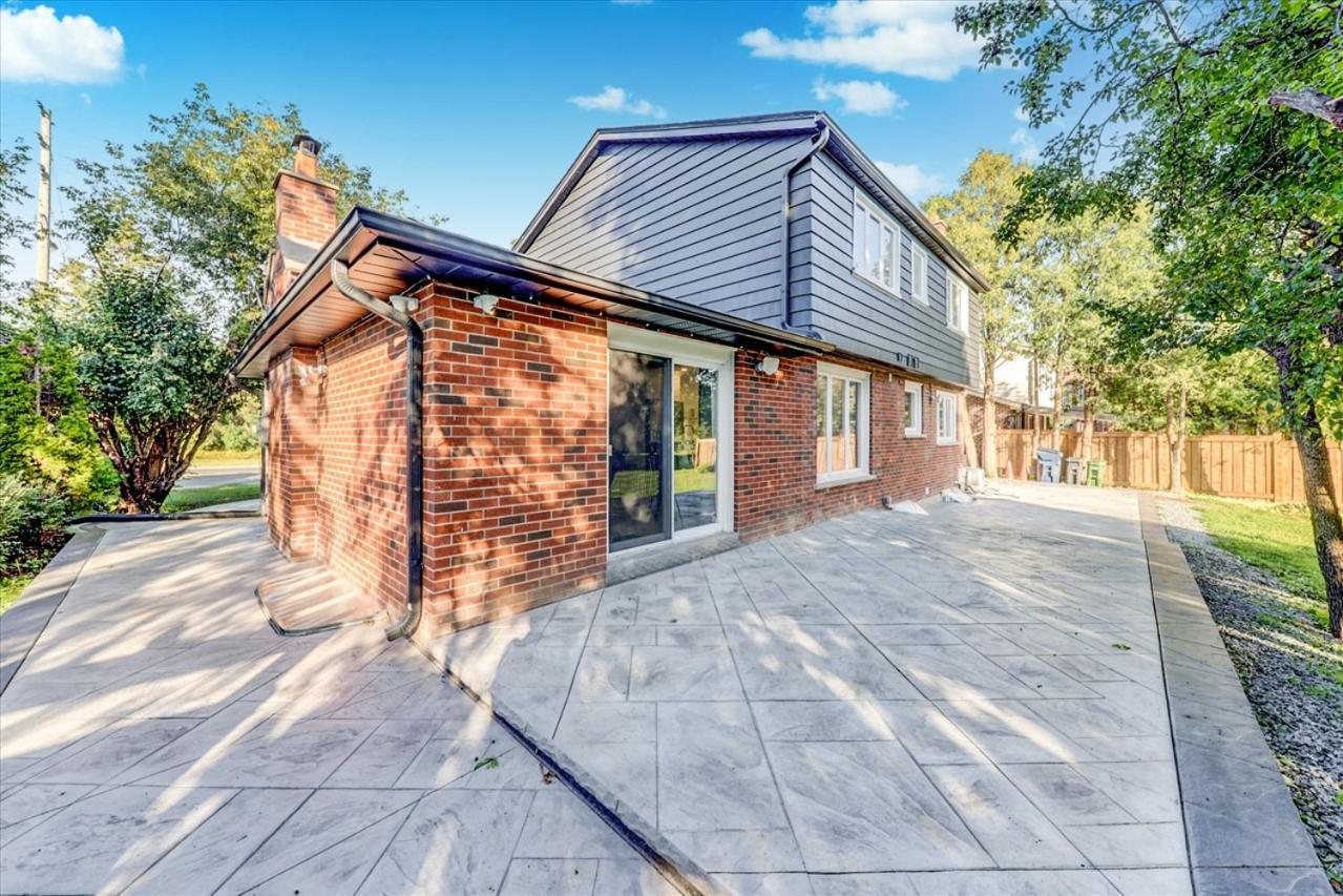 Stunning 7 Bedroom Rougeview Home With 2 Kitchens, 5 Bathrooms, Amazing Backyard & 8-Car Parking Toronto Eksteriør bilde