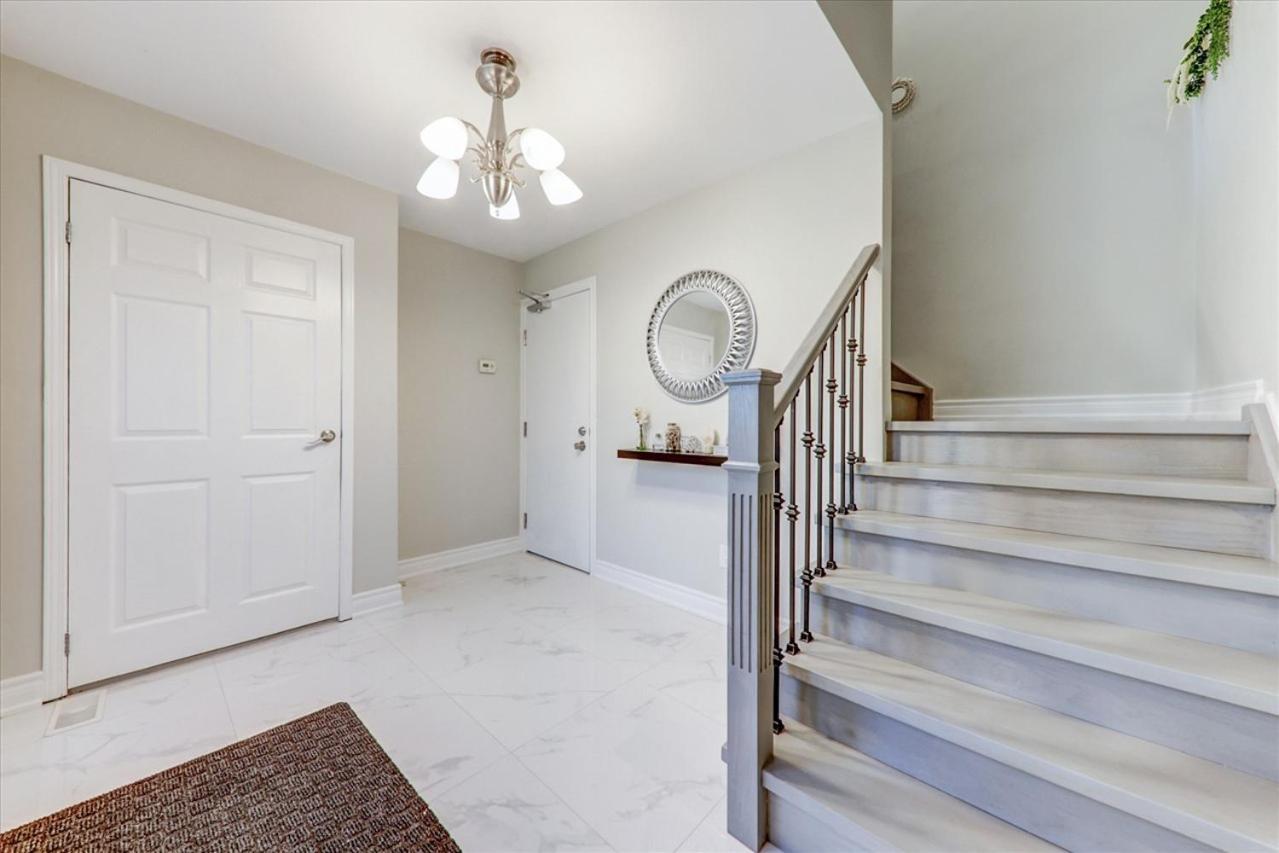 Stunning 7 Bedroom Rougeview Home With 2 Kitchens, 5 Bathrooms, Amazing Backyard & 8-Car Parking Toronto Eksteriør bilde