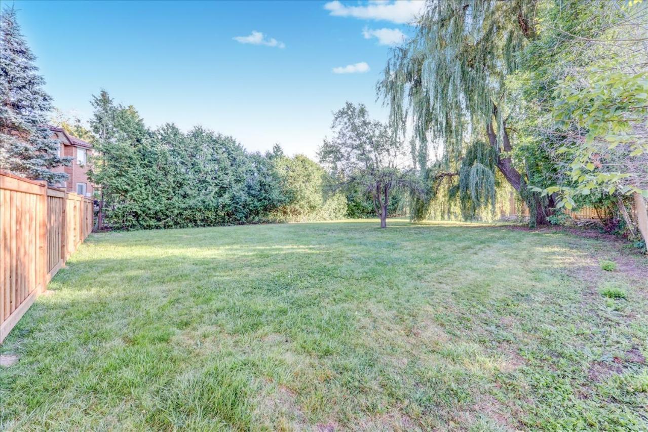 Stunning 7 Bedroom Rougeview Home With 2 Kitchens, 5 Bathrooms, Amazing Backyard & 8-Car Parking Toronto Eksteriør bilde