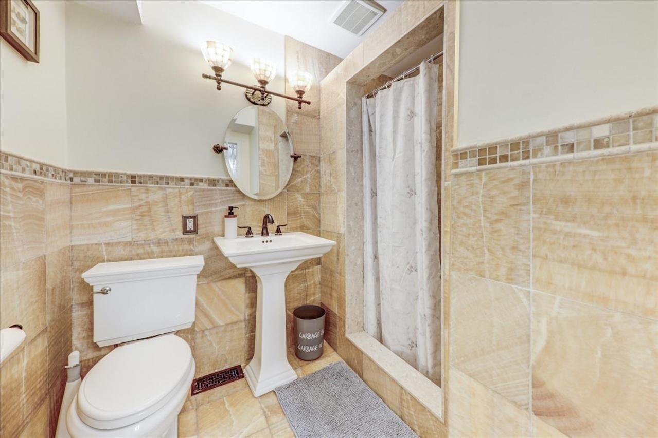 Stunning 7 Bedroom Rougeview Home With 2 Kitchens, 5 Bathrooms, Amazing Backyard & 8-Car Parking Toronto Eksteriør bilde