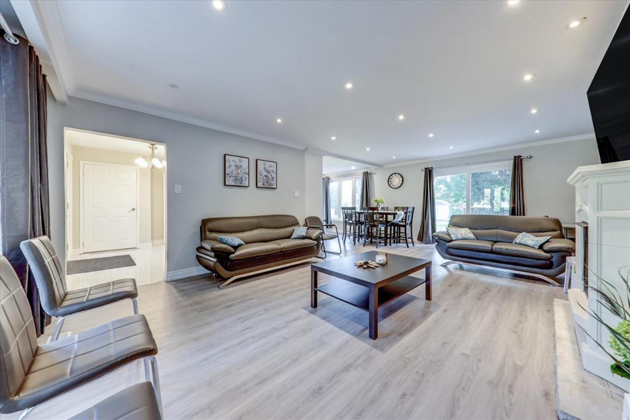 Stunning 7 Bedroom Rougeview Home With 2 Kitchens, 5 Bathrooms, Amazing Backyard & 8-Car Parking Toronto Eksteriør bilde