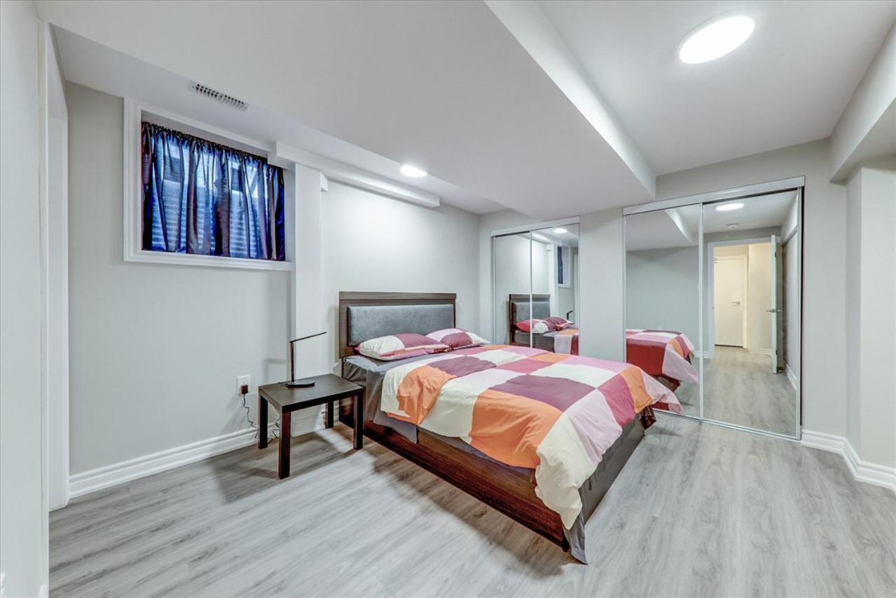 Stunning 7 Bedroom Rougeview Home With 2 Kitchens, 5 Bathrooms, Amazing Backyard & 8-Car Parking Toronto Eksteriør bilde