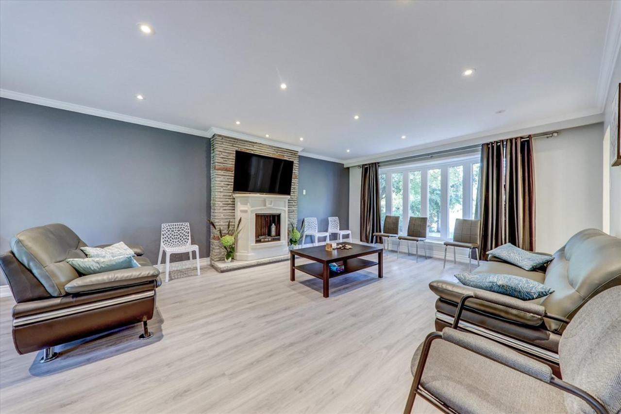 Stunning 7 Bedroom Rougeview Home With 2 Kitchens, 5 Bathrooms, Amazing Backyard & 8-Car Parking Toronto Eksteriør bilde