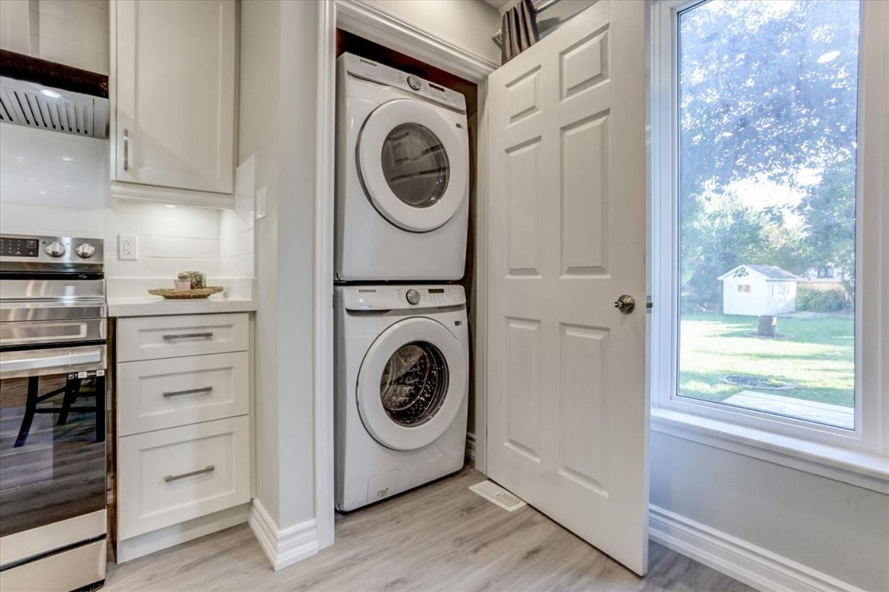 Stunning 7 Bedroom Rougeview Home With 2 Kitchens, 5 Bathrooms, Amazing Backyard & 8-Car Parking Toronto Eksteriør bilde