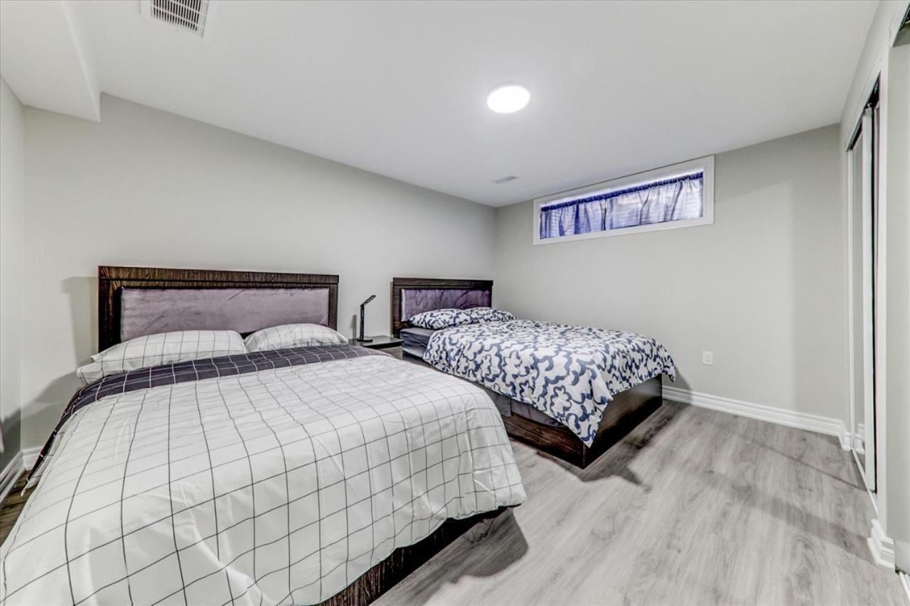 Stunning 7 Bedroom Rougeview Home With 2 Kitchens, 5 Bathrooms, Amazing Backyard & 8-Car Parking Toronto Eksteriør bilde